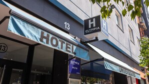 Ein Hotel mit einem Schild, das anzeigt, dass es zum Campus der Olympia Universität gehört.