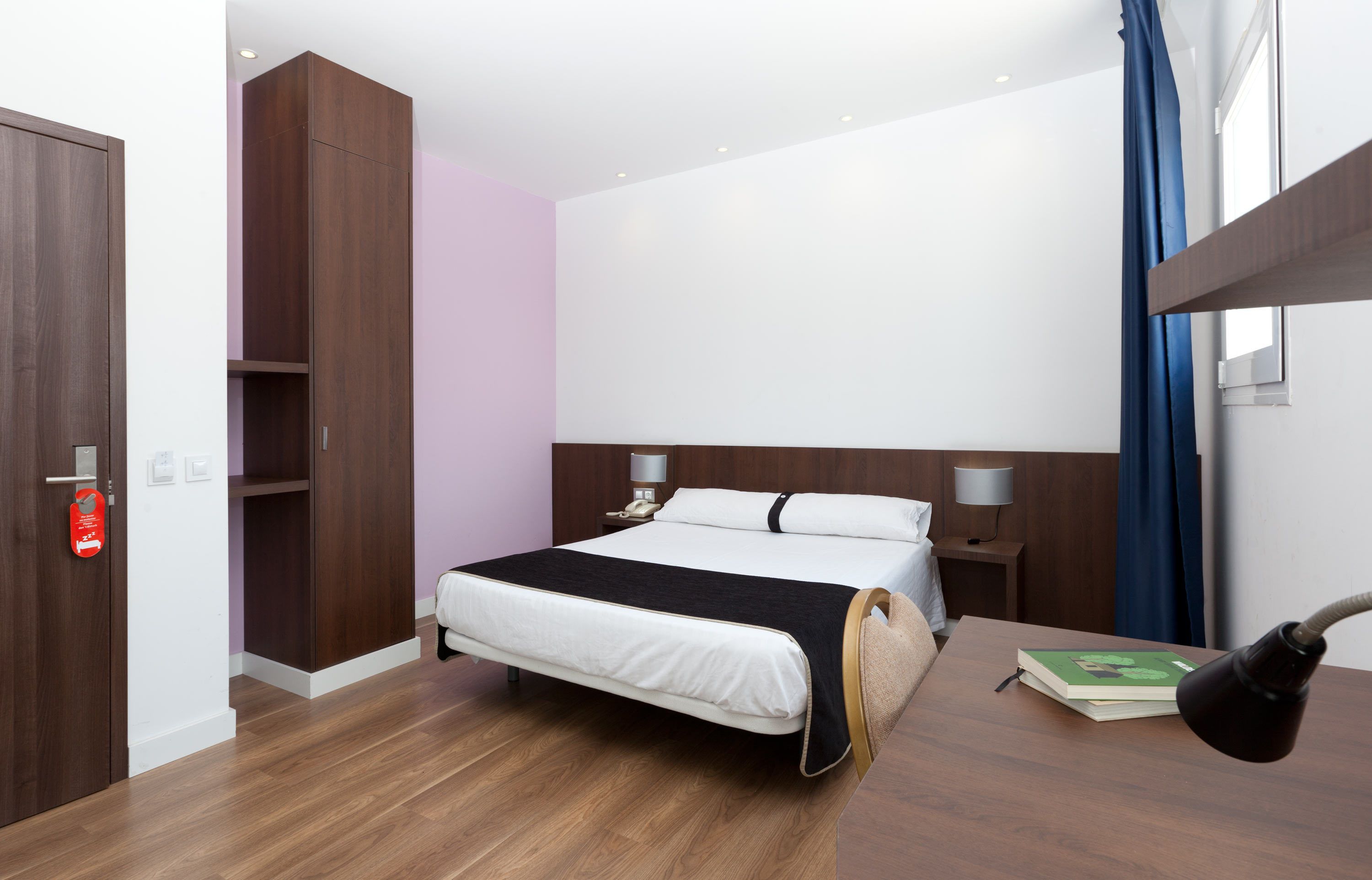 double room (single parents) | 1 bedroom, minibar, in-room safe, desk