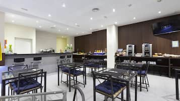 Desayuno continental (EUR 8.5 por persona)