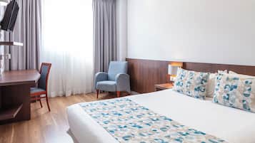 Minibar, caja de seguridad en la habitación y escritorio