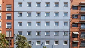 Vista frontal de la propiedad