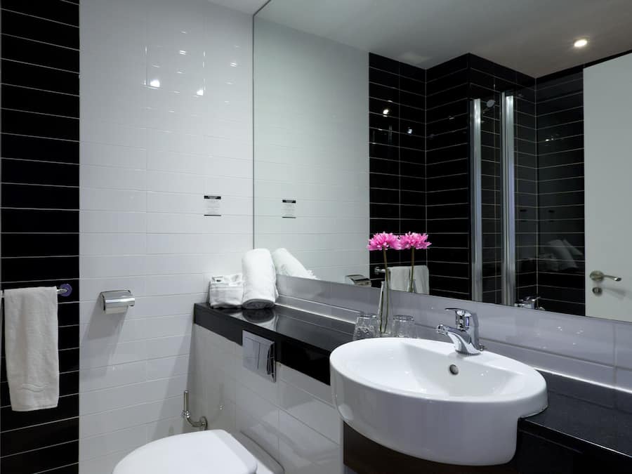 Douche, articles de toilette gratuits, sèche-cheveux