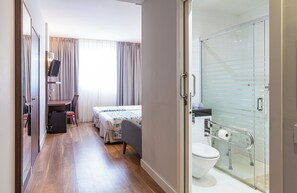 1 kamar tidur, minibar, brankas, dan meja kerja