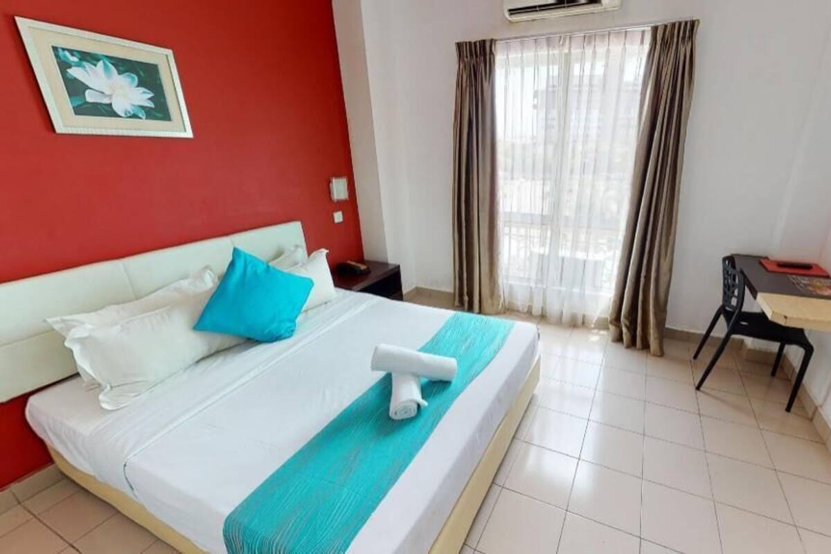 Escritorio, wifi gratis, ropa de cama y acceso para silla de ruedas