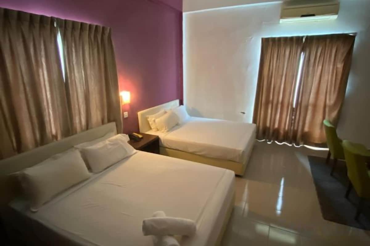 Escritorio, wifi gratis y ropa de cama 