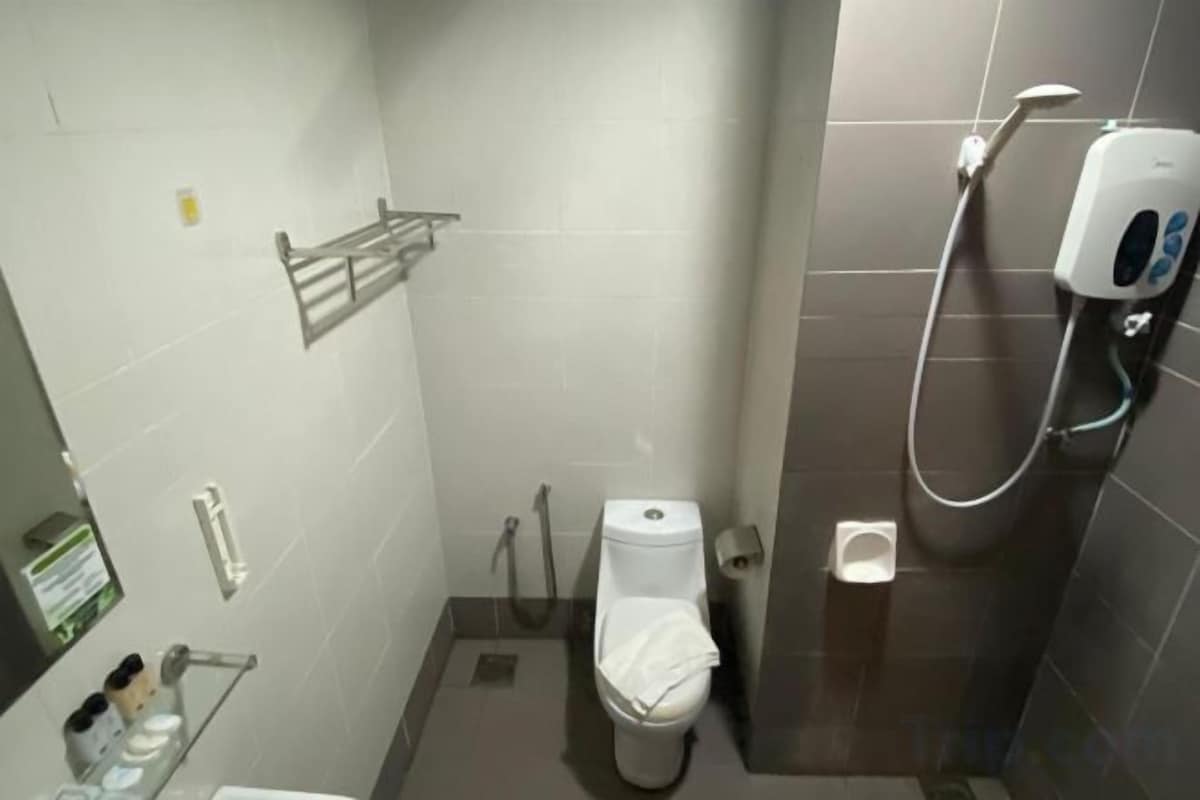 Ducha, artículos de tocador gratuitos, secador de pelo, toallas