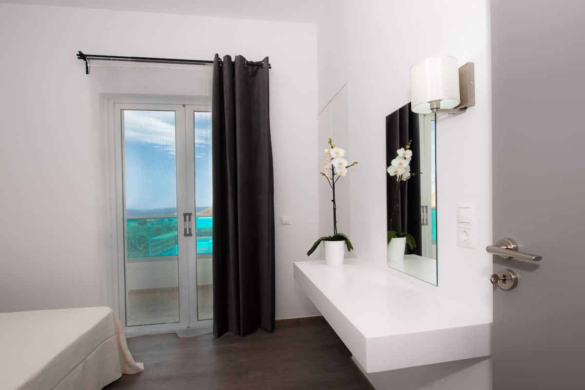 Minibar, travel crib, free WiFi, bed sheets