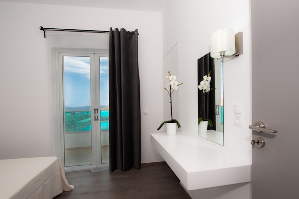 Minibar, cuna de viaje, wifi gratis y ropa de cama