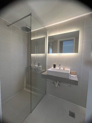 Studio | Bathroom | Shower, rainfall showerhead, free toiletries, hair dryer