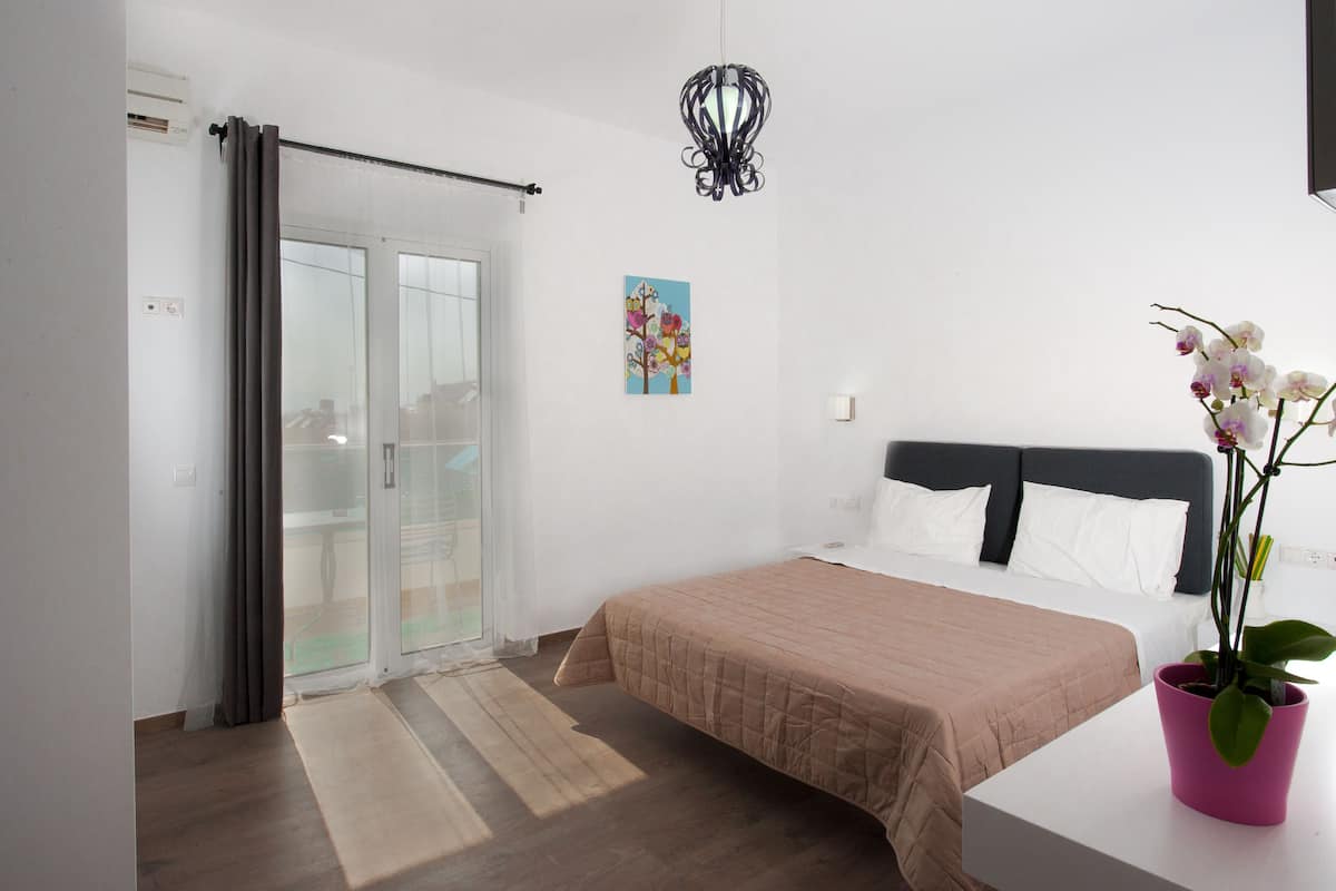 Minibar, travel crib, free WiFi, bed sheets