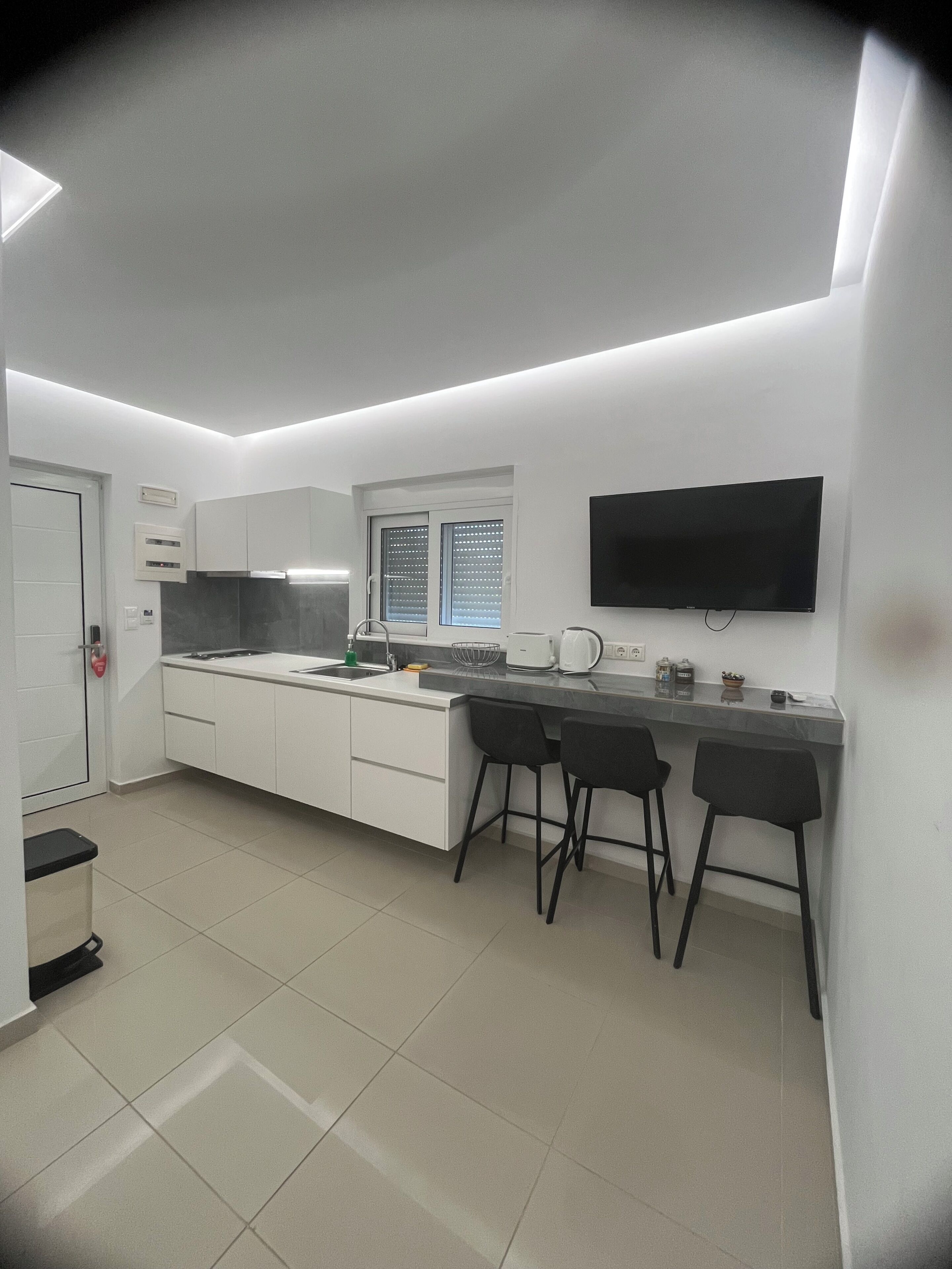 Superior Triple Room, 1 Bedroom | Private kitchen | Fridge, stovetop, coffee/tea maker, electric kettle