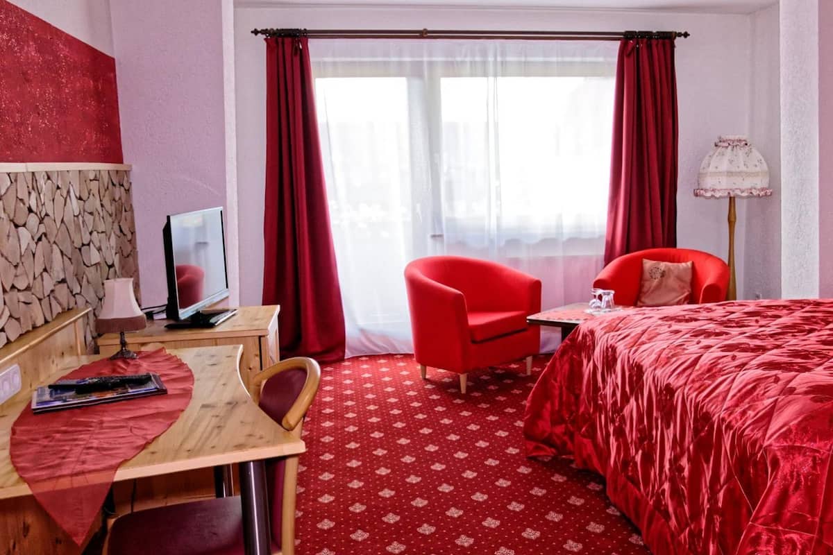 Deluxe Double Room | 1 bedroom, hypo-allergenic bedding, minibar, in-room safe