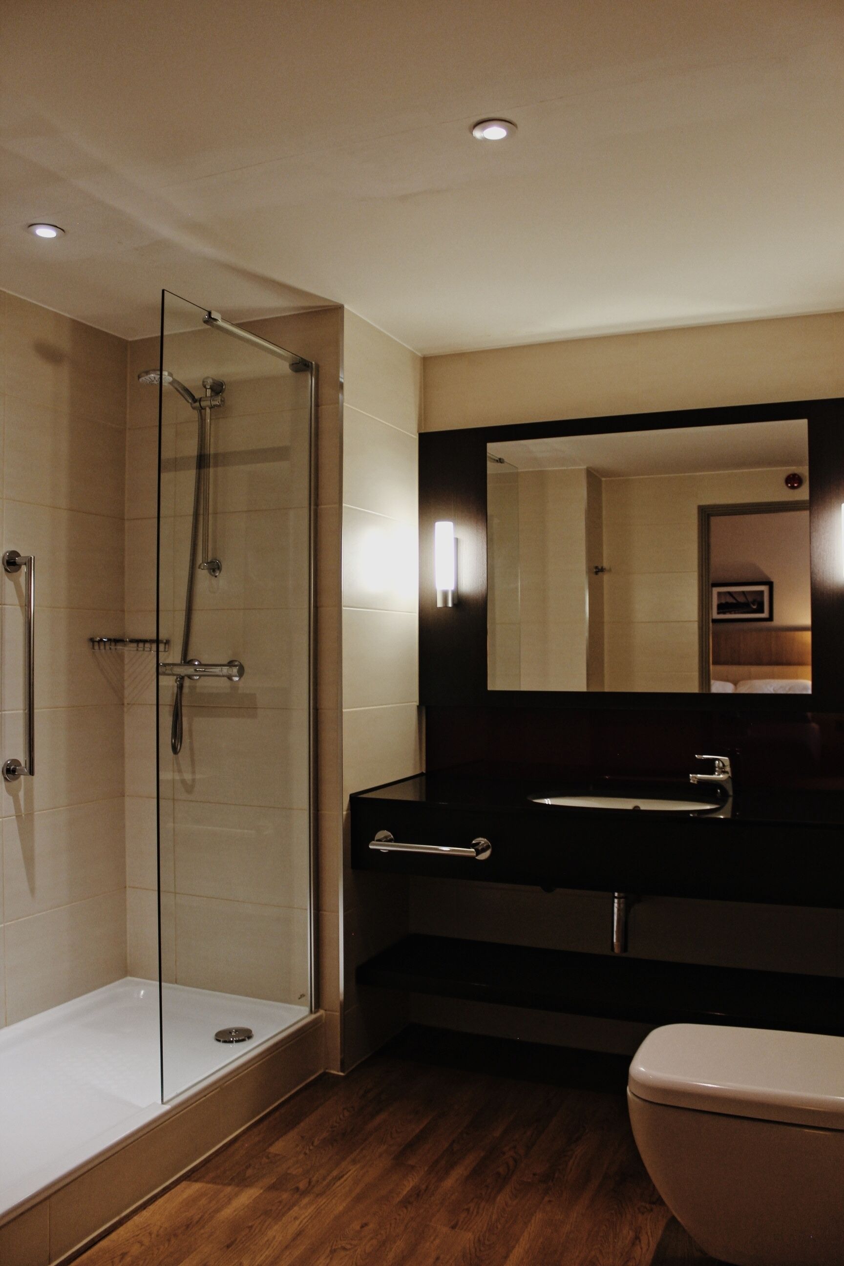 deluxe double room | bathroom | free toiletries, hair dryer, towels, toilet paper