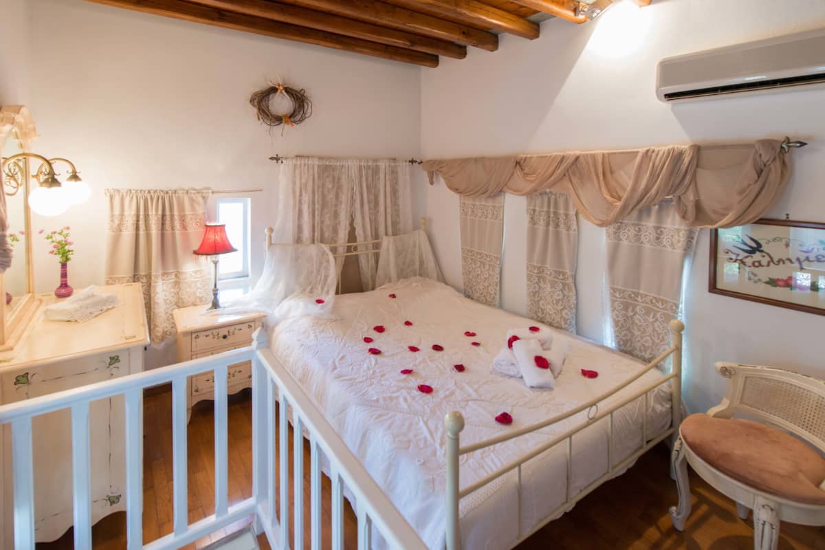 Romantisch huis, meerdere slaapkamers | 1 slaapkamer, luxe beddengoed, een kluis op de kamer, een bureau