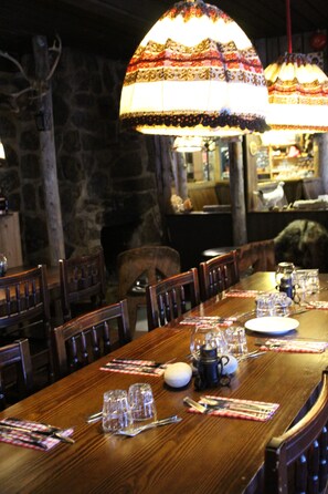 Tägliches Frühstücksbuffet (14 EUR pro Person)