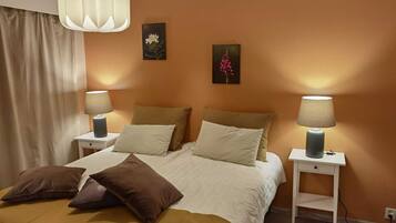 1 bedroom, bed sheets