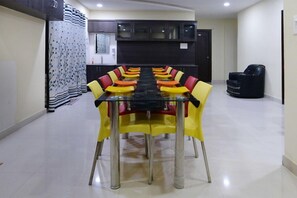 Standard Single Room, 1 King Bed | 1 bedroom, in-room safe, desk, rollaway beds