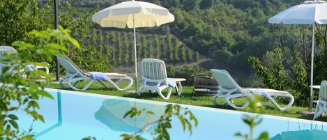 Piscine extérieure, chaises longues