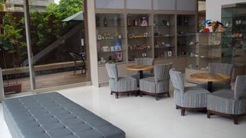 Área de estar no saguão