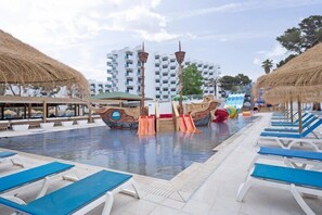 Indoor pool, outdoor pool, pool umbrellas, sun loungers - Hotel Best Delta (Llucmajor)