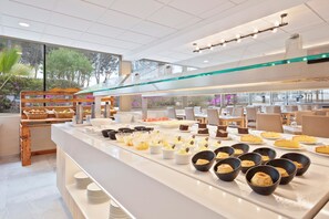 Breakfast, lunch, dinner served; international cuisine  - Hotel Best Delta (Llucmajor)