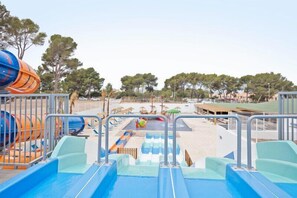 Una piscina cubierta, una piscina al aire libre, sombrillas, tumbonas