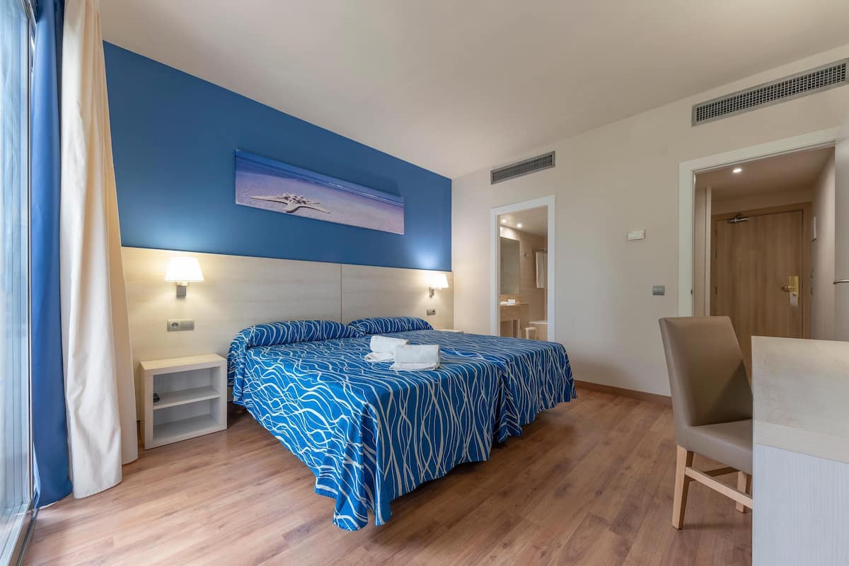 2 bedrooms, minibar, in-room safe, desk