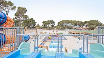 Un parque acuático con múltiples toboganes y una zona de piscina.