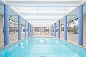 Piscina coberta, piscina a l'aire lliure, para-sols i gandules