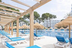 Indoor pool, outdoor pool, pool umbrellas, sun loungers - Hotel Best Delta (Llucmajor)