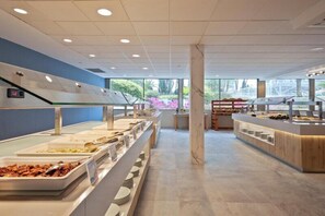 Ze serveren er ontbijt, lunch en diner 