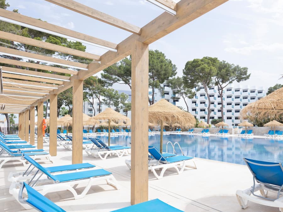Piscine couverte, piscine extérieure, parasols de plage, chaises longues
