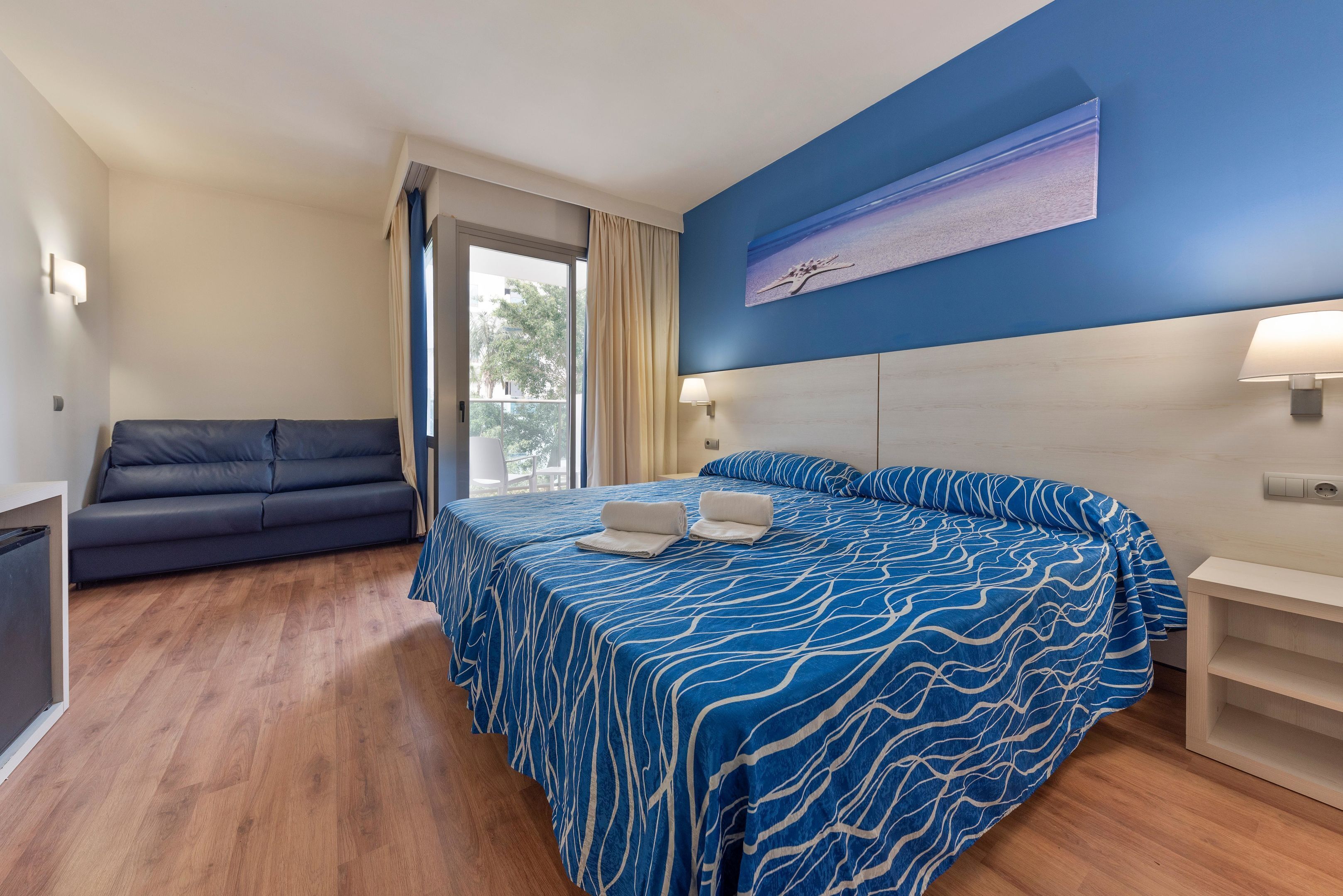 Minibar, coffres-forts dans les chambres, bureau, Wi-Fi gratuit