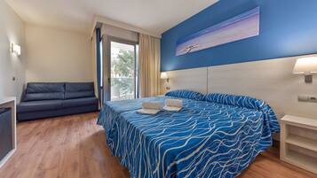 Een minibar, een kluis op de kamer, een bureau, gratis wifi