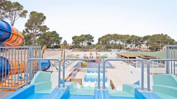 Piscine couverte, piscine extérieure, parasols de plage, chaises longues