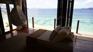 Ropa de cama de alta calidad y caja de seguridad en la habitación