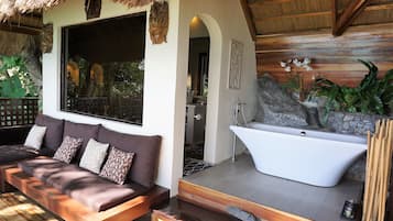Villa Deluxe, vista a la playa (Beach) | Baño | Amenidades de baño gratuitas, secadora de cabello, batas, pantuflas