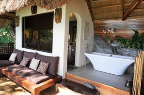 Deluxe-Villa, Strandblick (Beach) | Badezimmer | Kostenlose Toilettenartikel, Haartrockner, Bademäntel, Hausschuhe