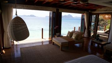 Panorama suite, 1 slaapkamer, uitzicht op zee | Luxe beddengoed, een kluis op de kamer, gratis wifi, beddengoed