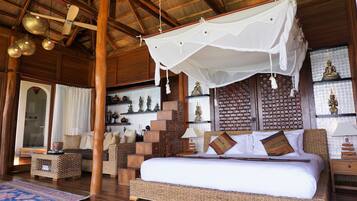 Ropa de cama de alta calidad y caja de seguridad en la habitación