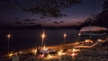 Se sirven desayunos y cocina internacional, con vista a la playa