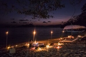 Breakfast, lunch, dinner served; international cuisine, beach views 