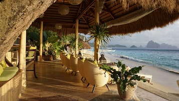 Petit déjeuner, déjeuner et dßner servis sur place, vue sur la plage