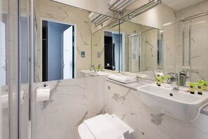 Classic Triple Room | Bathroom | Shower, free toiletries, hair dryer, towels