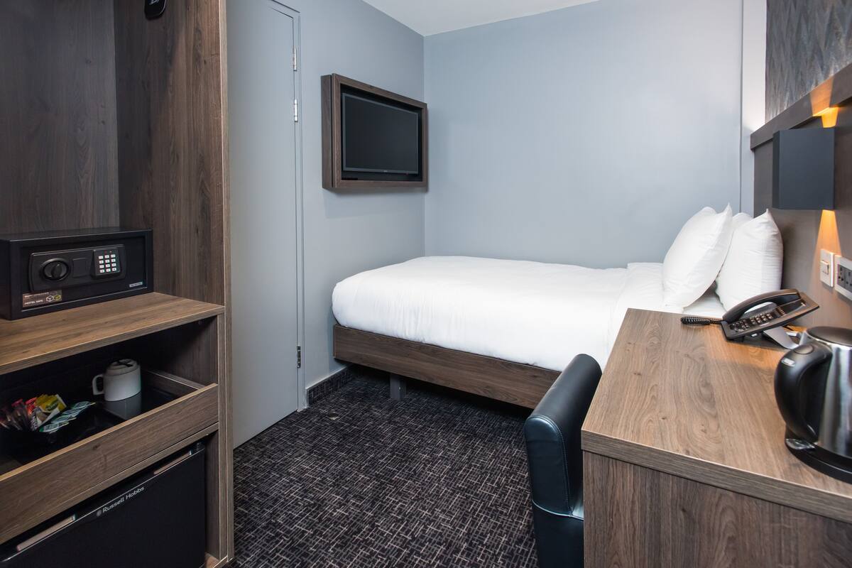 Classic Single Room, No Windows | Desk, soundproofing, iron/ironing board, free WiFi