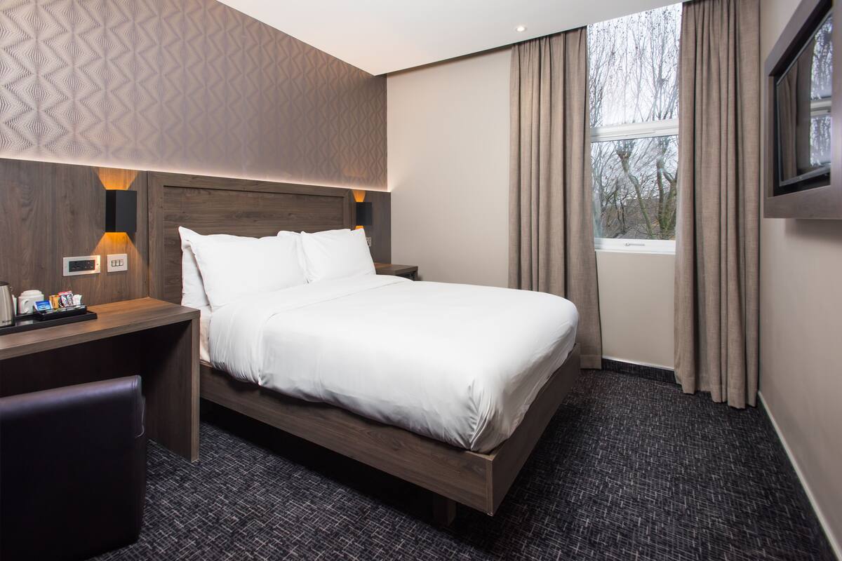 Classic Double Room | Desk, soundproofing, iron/ironing board, free WiFi