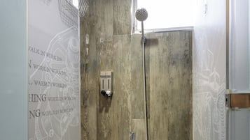 تجهيزات دش، مجففات شعر، خف للقدمين، شامبو