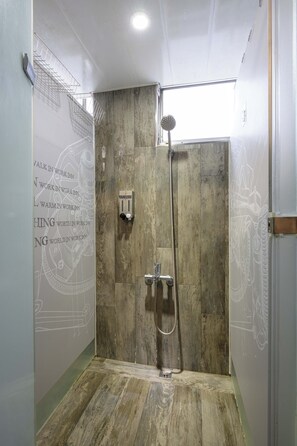 Shower, hair dryer, slippers, shampoo - Work Inn TPE - Hostel (Taipei)