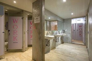 Shower, hair dryer, slippers, shampoo - Work Inn TPE - Hostel (Taipei)