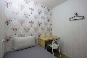 Chambre simple Standard, femmes uniquement | Système d’insonorisation, accès au Wi-Fi (inclus), literie fournie
